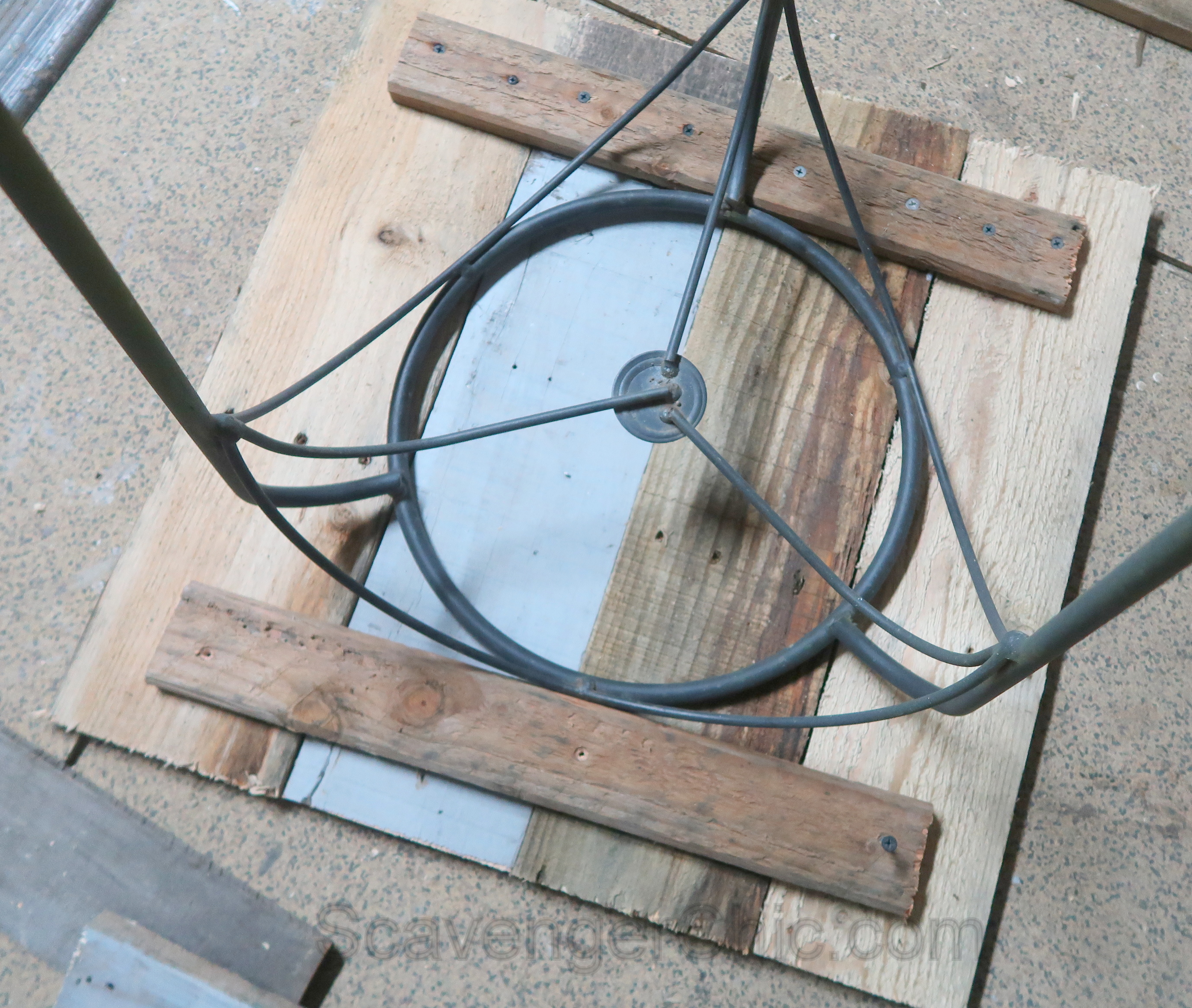 Easy Pallet Wood Outdoor Side Table - Scavenger Chic